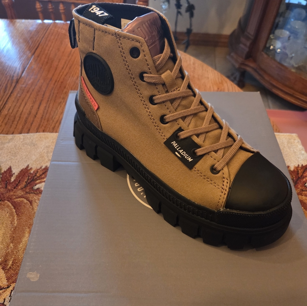 Palladium Women's Revolt Hi TX Olive Size 6